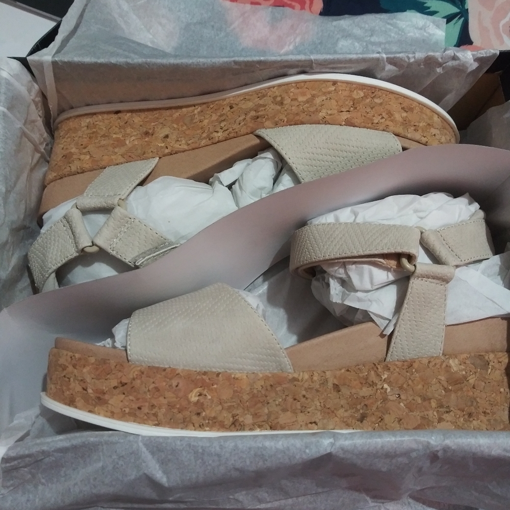 SOLD !! Dr. Scholl's platform
